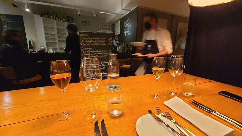 Fine Dining am Abend — Heldenplatz Hamburg